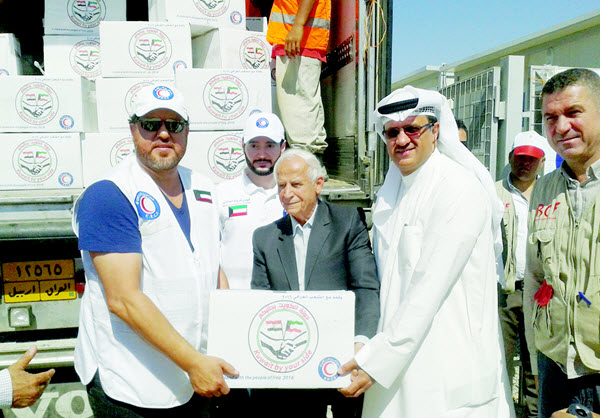 «الهلال الأحمر الكويتي» تقدم 1850 سلة غذائية لنازحي الموصل 